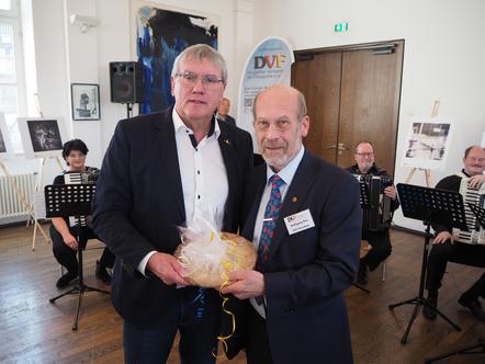 Landrat des Rhein-Sieg-Kreises Sebastian Schuster überreicht dem DVF Präsidenten ein Präsent als Anerkennung für die Leistung des DVF mit dieser Ausstellung