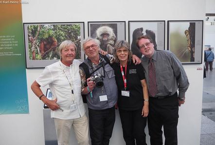 Fotofreunde treffen sich in der Ausstellung der Glanzlichter der Naturfotografie Passage 3-4. (v.re.) Udo Höcke, Mara Fuhrmann (beide Glanzlichter Macher), Peter Braczko (Nikon Gladbeck) und K.H. Tobias DVF-Presse)