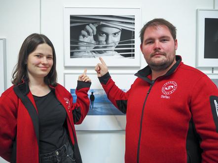 Zoe Essig, DVF-Jugend AK1, vor ihrem Erfolgsbild „Stalker“ mit Steffen Klos in der Ausstellung